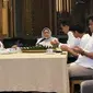 Calon presiden (capres) nomor urut satu Anies Baswedan, menggelar doa bersama dengan keluarga sebelum menuju Tempat Pemungutan Suara (TPS) 60, Jalan Lebak Bulus (Waduk), Cilandak Barat, Jakarta Selatan, Rabu (14/2/2024). (Foto: Liputan6.com/Winda Nelfira).