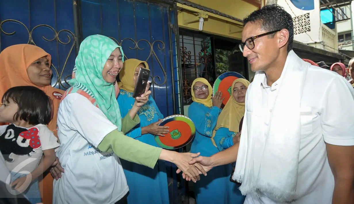 Calon Wakil Gubernur DKI Jakarta, Sandiaga Salahudin Uno menemui warga Jelambar, Jakarta Barat, Selasa (6/12). Selain meminta doa restu, Sandiaga Uno juga mensosialisasikan visi dan misinya bila terpilih nanti. (Liputan6.com/Yoppy Renato)