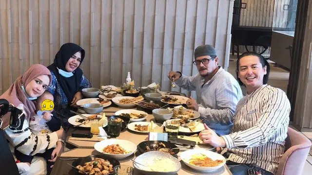 6 Potret Kenangan Cut Meyriska dan Mendiang Sang Ayah, Penuh Kehangatan