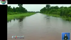 Untuk dapat melewatinya, warga setempat harus mengeluarkan biaya lebih membayar jasa perahu motor yang bertarif Rp 20 ribu satu kali jalan.