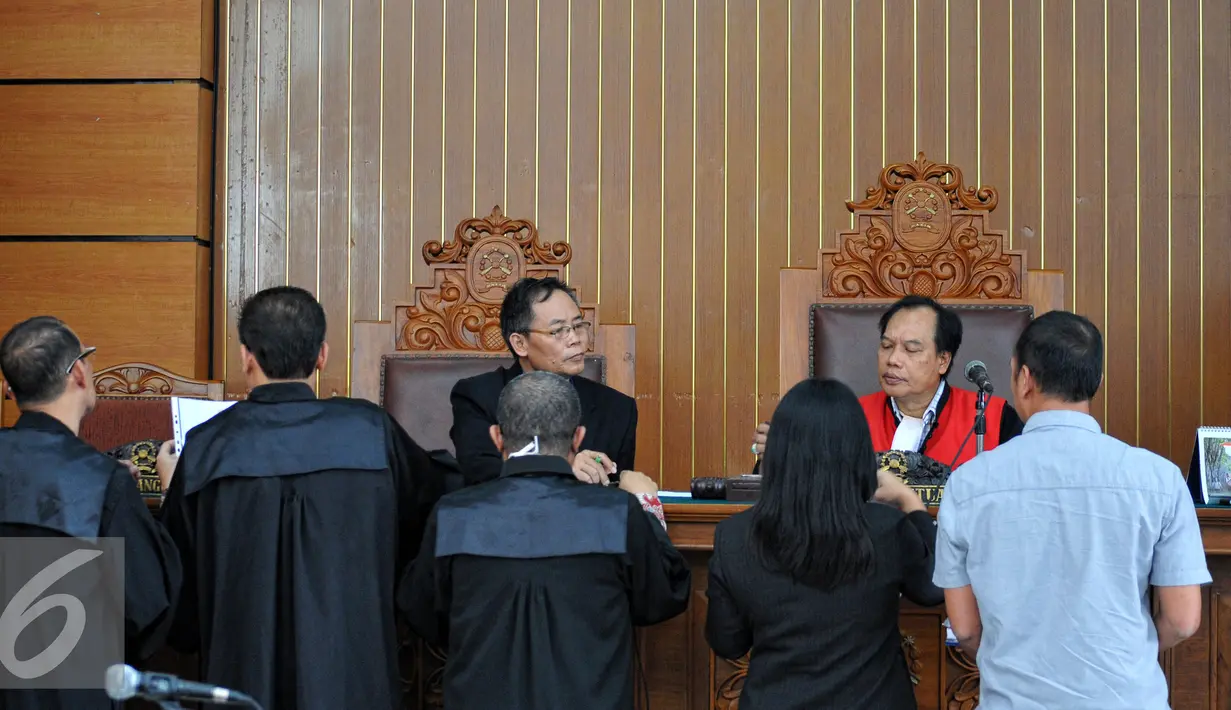 Hakim Tunggal, Amat Khusairi memeriksa berkas dukumen KPK di sidang praperadilan Ilham Arief Sirajuddin di PN Jaksel, Jumat (3/7/2015). Agenda sidang menghadirkan saksi fakta dan penyerahan berkas oleh tim kuasa hukum KPK. (Liputan6.com/Yoppy Renato)