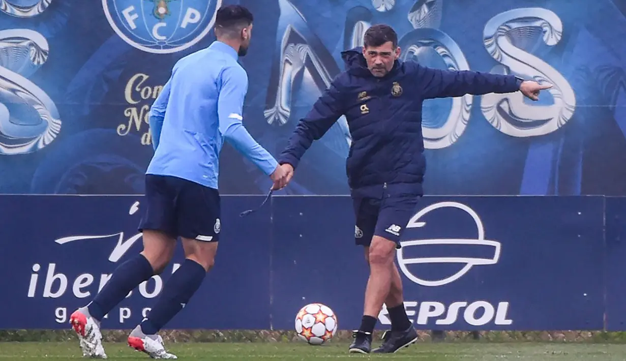 Pelatih FC Porto Sergio Conceicao (kanan) memberikan instruksi kepada para pemain selama sesi latihan jelang menghadapi Atletico Madrid pada pertandingan Grup B Liga Champions di tempat latihan FC Porto Olival, Vila Nova de Gaia, Portugal, 6 Desember 2021. (MIGUEL RIOPA/AFP)