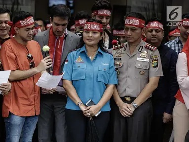 Jajaran artis, manajemen, dan produser mendaklarasikan perjanjian pemberantasan dan penyalahgunaan narkoba di lingkungan artis di Mapolres Metro Jakarta Selatan, Kamis (22/2). (Liputan6.com/Faizal Fanani)