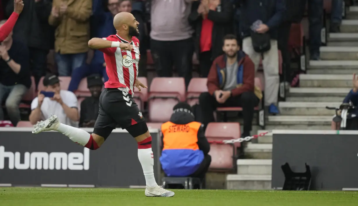 <p>Gelandang Southampton, Nathan Redmond berselebrasi usai mencetak gol ke gawang Liverpool pada pertandingan lanjutan Liga Inggris di Stadion St. Mary di Southampton, Inggris, Rabu (18/5/2022). Liverpool menang tipis atas Southampton 2-1. (AP Photo/Frank Augstein)</p>