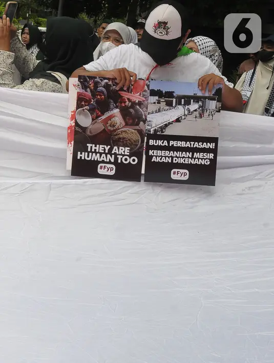 Dalam aksinya, mereka mendesak pemerintah Mesir membuka jalur untuk bantuan kemanusiaan di Rafah. (merdeka.com/Imam Buhori)