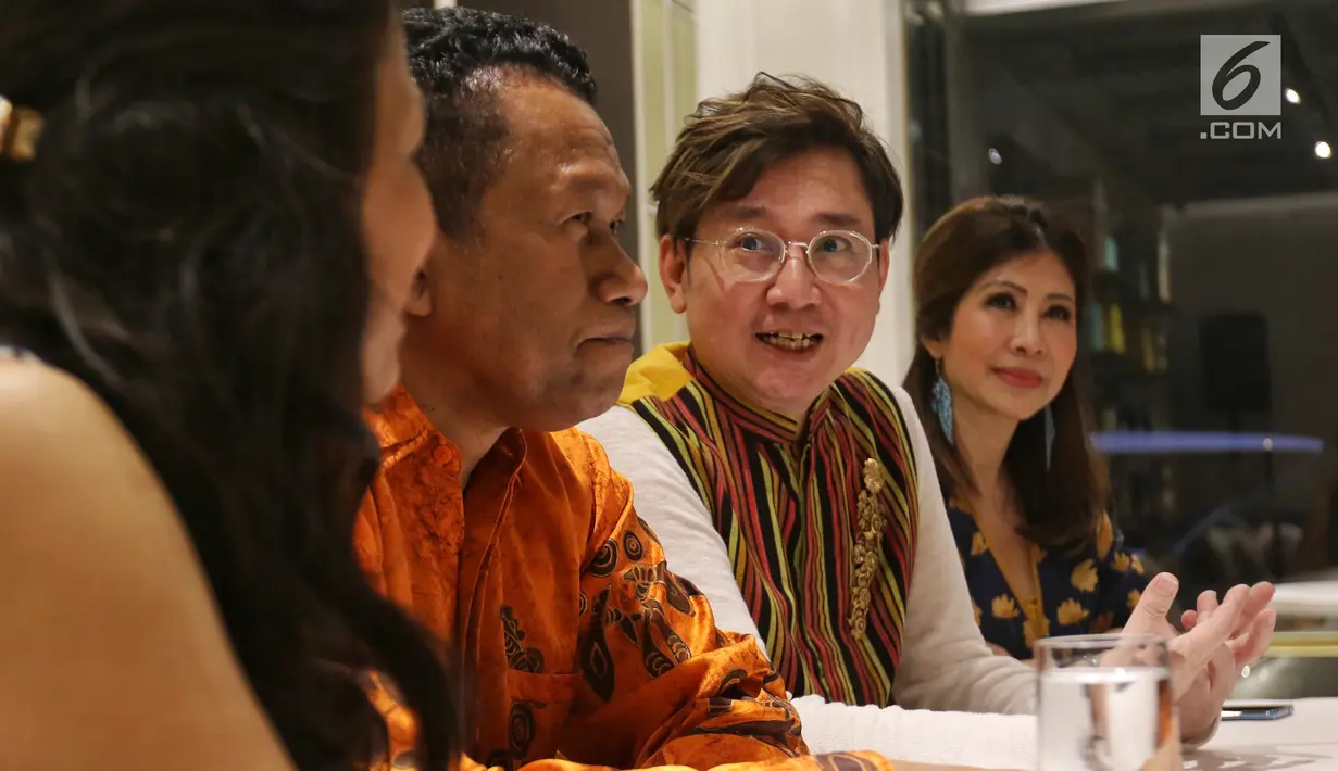 Perwakilan proyek film Mansinam (Man Is Man) Yudhi Purwanto Harjono (dua kanan) bersama Izaak Wondiwoy, Martha Limahelu, dan Deborah Caroline memberi keterangan di Jakarta, Minggu (12/5/2019). Film akan bercerita tentang perjalanan dua orang Belgia ke Mansinam tanah Papua. (Liputan6.com/Johan Tallo)
