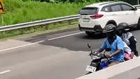 Aksi Nekat Pemotor Bonceng Keluarga Lawan Arah di Tengah Jalan Tol Batang