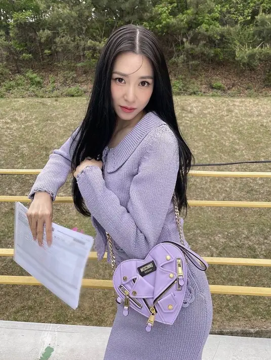 Beberapa kali, Tiffany juga telah menggunakan beberapa outfit dari Moschino. Misalnya mengenakan tampil serba ungu dengan tas Moschino yang unik.  [@tiffanyyoungofficial]