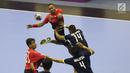Pemain bola tangan Indonesia, Victorius Rafael T (kiri) mencoba membongkar pertahanan Malaysia pada penyisihan grup 3 bola tangan Asian Games 2018 di GOR PP POPKI, Jakarta, Minggu (26/8). Indonesia unggul 31-22. (Liputan6.com/Helmi Fithriansyah)