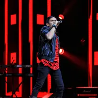 Beberapa kali penampilan kontestan Rising Star asal NTB, Fazrun Tambora memukau para juri. Suara khas rocker yang dimiliki itu sebagai modalnya untuk bersaing di Rising Star Indonesia. (Adrian Putra/Bintang.com)