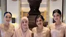 Hesti Purwadinata, Natasha Rizky, dan Medina pun hadir menjadi Bridesmaid saat akad nikah Enzy. Ketiga kompak mengenakan kebaya coklat yang dipadukan kain songket maroon dari Fadlan.  (@hestipurwadinata)