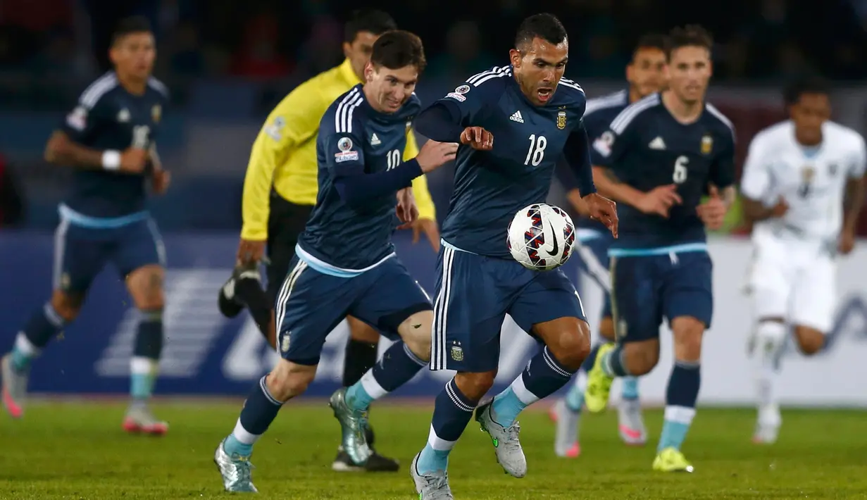 Penyerang Argentina, Carlos Tevez (depan) berlari membawa bola saat pertandingan Copa America 2015 di Stadion La Portada, Chile, (17/6/2015). Argentina meraih kemenangan tipis 1-0 atas Uruguay. . (Reuters/Marcos Brindicci)