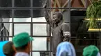 Sebuah ban lengan bertuliskan “Save Sritex” terlihat di lengan patung pendiri PT Sritex Tbk, Lukminto, di Sukoharjo, Jawa Tengah, pada tanggal 28 Februari 2025. (DIKA/AFP)