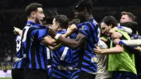 Para pemain Inter Milan bersorak kegirangan saat membobol gawang Parma pada pekan 37 Liga Italia 2024/2025 di Giuseppe Meazza, Senin (19/5/2025) malam WIB. (Nicolo Campo / AFP)