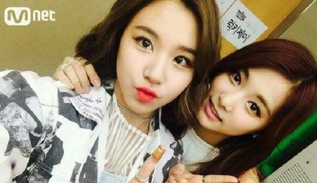 Chaeyoung dan Tzuyu menjadi trainee saat usianya baru 13 tahun. Dan mereka debut di industri musik K-Pop ketika usianya 16 tahun. (Foto: soompi.com)