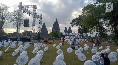 Ratusan payung terpasang selama Festival Payung Indonesia 2019 di Taman Garuda Mandala, Komplek Candi Prambanan, Kabupaten Klaten, Sabtu ( 7/9/2019). Acara ini diadakan secara tahunan dengan peserta dari beberapa provinsi di Indonesia serta dari Spanyol dan Thailand. (Liputan6.com/Gholib)