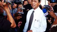 Ketua KPK Busyro Muqoddas menyampaikan keterangan kepada wartawan saat hari pertama bekerja di Kantor KPK, Jakarta, Kamis (2/12). (Antara)