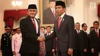 Presiden Joko Widodo (Jokowi) memberikan ucapan selamat kepada Kepala BNN Irjen (Pol) Heru Winarko seusai pelantikan di Istana Negara, Kamis (1/3). Heru Winarko menggantikan Komjen Pol Budi Waseso yang memasuki masa pensiun. (Liputan6.com/Angga Yuniar)