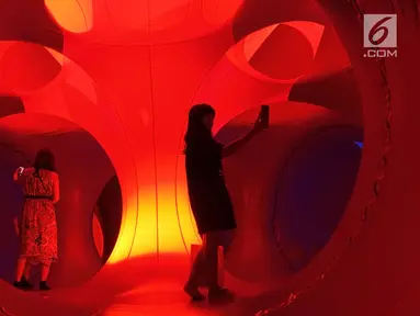 Pengunjung menjelajahi instalasi seni luminarium kelas dunia atau Trilumin di pusat perbelanjaan Jakarta, Jumat (14/9). Luminarium Trilumin adalah balon raksasa penuh permainan cahaya. (Merdeka.com/Imam Buhori)