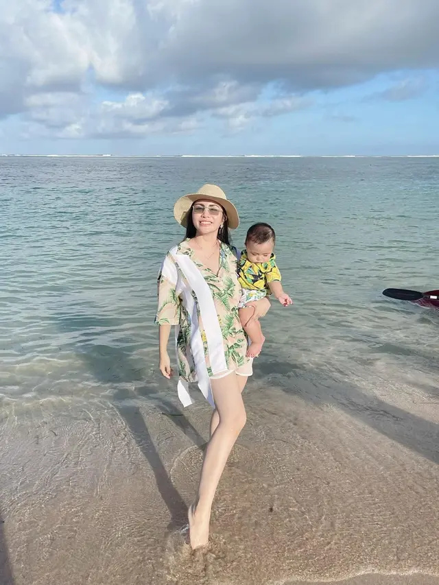 Gaya Outfit Momo Geisha Saat di Pantai, Tampil Santai dan Stylish. (Sumber: Instagram/therealmomogeisha)