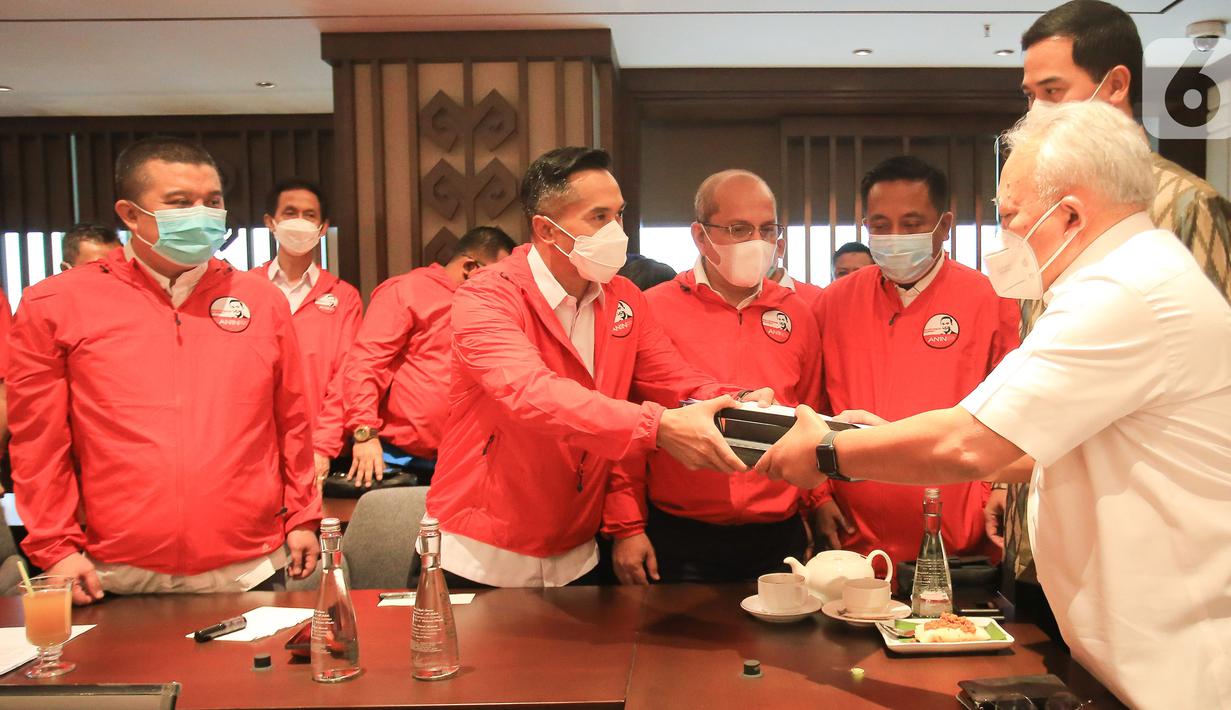 Wakil Ketum Kadin Indonesia Anindya Novyan Bakrie (kedua kiri) disaksikan Ketua Pelaksana Munas Adi Sulito dan Erwin
Aksa,15 Wakil Ketum dan para Ketua Kadin Daerah menyerahkan berkas pendaftaran sebagai calon Ketua Umum periode 2021-2026 di Jakarta, Senin (24/5/2021). (Liputan6.com/HO/Alwi)