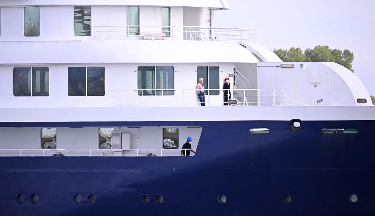 Kapal pesiar MV Hondius yang terdampak Hantavirus berlayar di lepas pantai Belanda saat mendekati pelabuhan Rotterdam pada Senin 18 Mei 2026. (JOHN THYS/AFP)