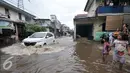 Sebuah mobil berusaha menerobos banjir di kawasan Kemang Utara, Jakarta Selatan, Rabu (20/7). Akibat intensitas hujan deras yang mengguyur Jakarta, sejumlah ruas jalan tergenang air. (Liputan6.com/Yoppy Renato)