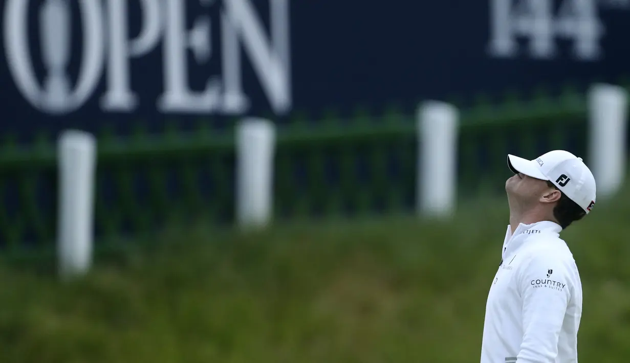 Ekspresi pegolf AS, Zach Johnson, setelah memenangi gelar juara Inggris Terbuka di Old Course, St. Andrews, Skotlandia. (20/7/2015). (AP Photo/Peter Morrison)