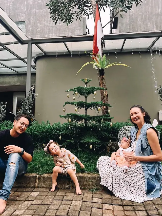 Gaya Outfit Selebritis Memilih Rayakan Natal di Rumah