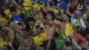 Suporter Brasil merayakan kemenangan atas Peru pada laga final Copa America 2019 di Stadion Maracana, Rio de Janeiro, Minggu (7/7). Brasil menang 3-1 atas Peru. (AFP/Luis Acosta)