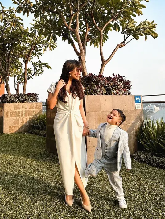 Dress tersebut dipadukan slop Dior warna nude. Tampak Fuji mengenakan anting-anting. [@fuji_an]