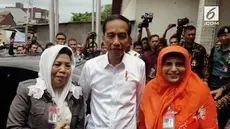 Sejumlah ibu-ibu histeris saat melihat sosok RI-1. Jokowi pun sempat melayani foto bersama ibu-ibu yang menyambut kedatangannya.