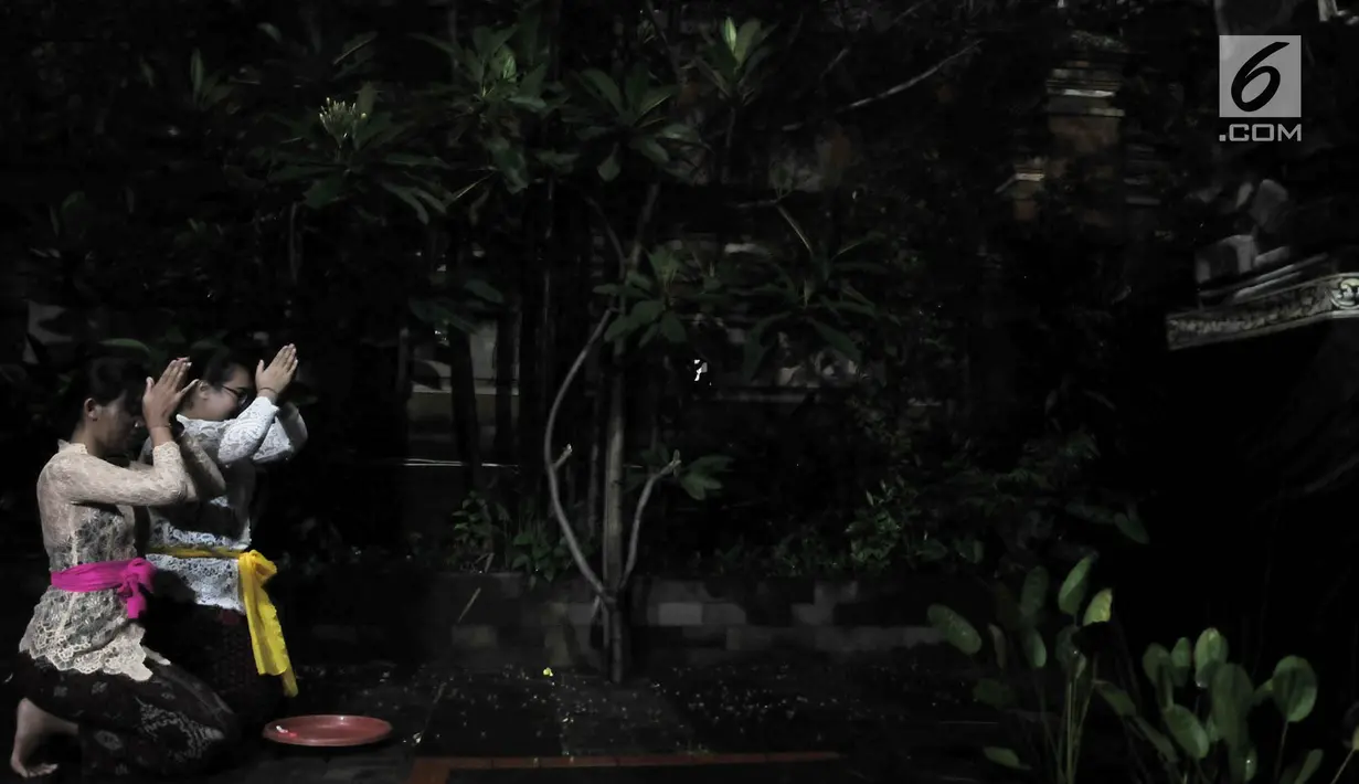 Umat Hindu melaksanakan sembahyang malam (Tilem Kesanga) menjelang Nyepi Tahun Baru Saka 1941 di Pura Aditya Jaya, Jakarta, Rabu (6/3). Sembahyang Tilem Kesanga merupakan salah satu rangkaian ibadah umat Hindu menjelang Nyepi (merdeka.com/Iqbal S Nugroho)