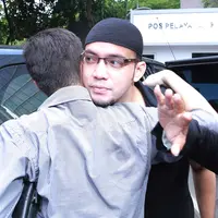 Sandy Tumiwa saat akan digiring ke Kejati DKI Jakarta (Galih W. Satria/Bintang.com)