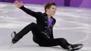 Pemain skating pria dari Rusia, Mikhail Kolyada terjatuh saat tampil pada Olimpiade Musim Dingin 2018 Pyeongchang di Gangneung, Korea Selatan, Senin (12/2). Olimpiade Musim Dingin digelar dari tanggal 9 hingga 25 Februari mendatang. (AP/David J. Phillip)