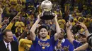 Pemain Warriors, Klay Thompson #11 mengangkat trofi juara usai timnya mengalahkan  OKC Thunder pada final wilayah barat NBA Playoffs di Oracle Arena, (31/5/2016) WIB. Warriors menang 96-88. (Mandatory Credit: Kyle Terada-USA TODAY Sports)