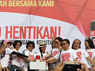 Menteri Lingkungan Hidup dan Kehutanan Siti Nurbaya (tengah) bersama sejumlah aktivis lingkungan meresmikan peluncuran aplikasi Gakkum Lingkungan dan Kehutanan di kawasan Bundaran HI, Jakarta, (20/12). (Liputan6.com/Immanuel Antonius)