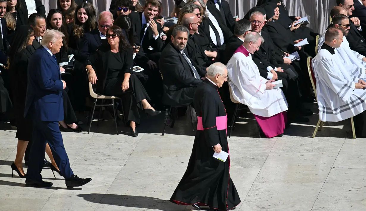 Presiden Amerika Serikat (AS) Donald Trump (kiri) dan Ibu Negara Melania Trump saat tiba menjelang misa pemakaman mendiang Paus Fransiskus di Lapangan Santo Petrus, Vatikan, 26 April 2025. (Mandel NGAN/AFP)