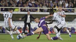 Gelandang Juventus, Fabio Miretti berebut bola dengan bek Fiorentina, Nikola Milenkovic selama pertandingan lanjutan Liga Serie A Italia di Florence, Italia, Minggu (22/5/2022). Fiorentina menang atas Juventus dengan skor 2-0. (Alfredo Falcone/LaPresse via AP)