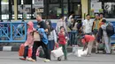 Penumpang saat ingin menaiki bus di Terminal Kampung Rambutan, Jakarta Timur, Rabu (14/6). Sebagian warga memilih mudik lebih awal untuk menghidari kemacetan pada puncak arus mudik lebaran nanti. (Liputan6.com/Yoppy Renato)