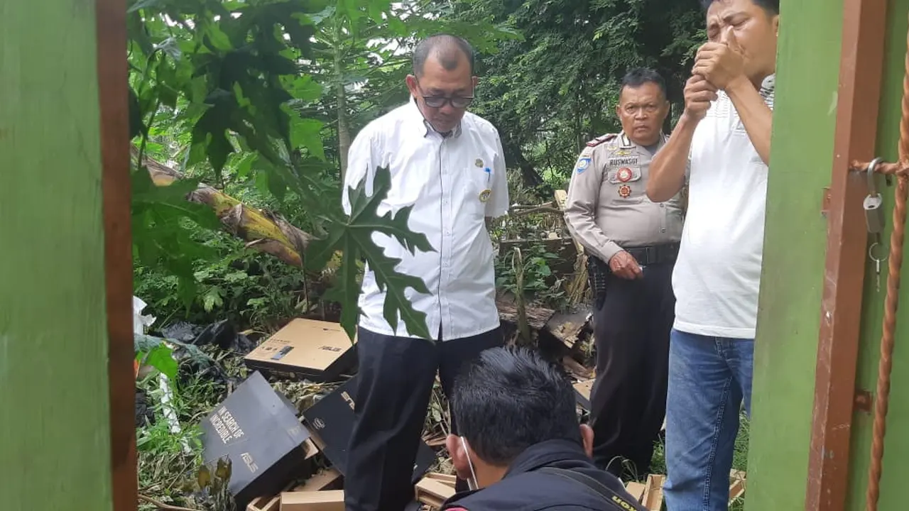 40 laptop di SMPN 33 Bekasi dimaling