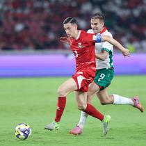 Pemain Timnas Indonesia, Jay Idzes, berusaha mengahalau pemain Bulgaria, Vladimir Nikolov, dalam laga final FIFA Series 2026 di Stadion Utama Gelora Bung Karno (SUGK), Senayan, Jakarta, Senin (30/03/2026). (Bola.com/M Iqbal Ichsan)