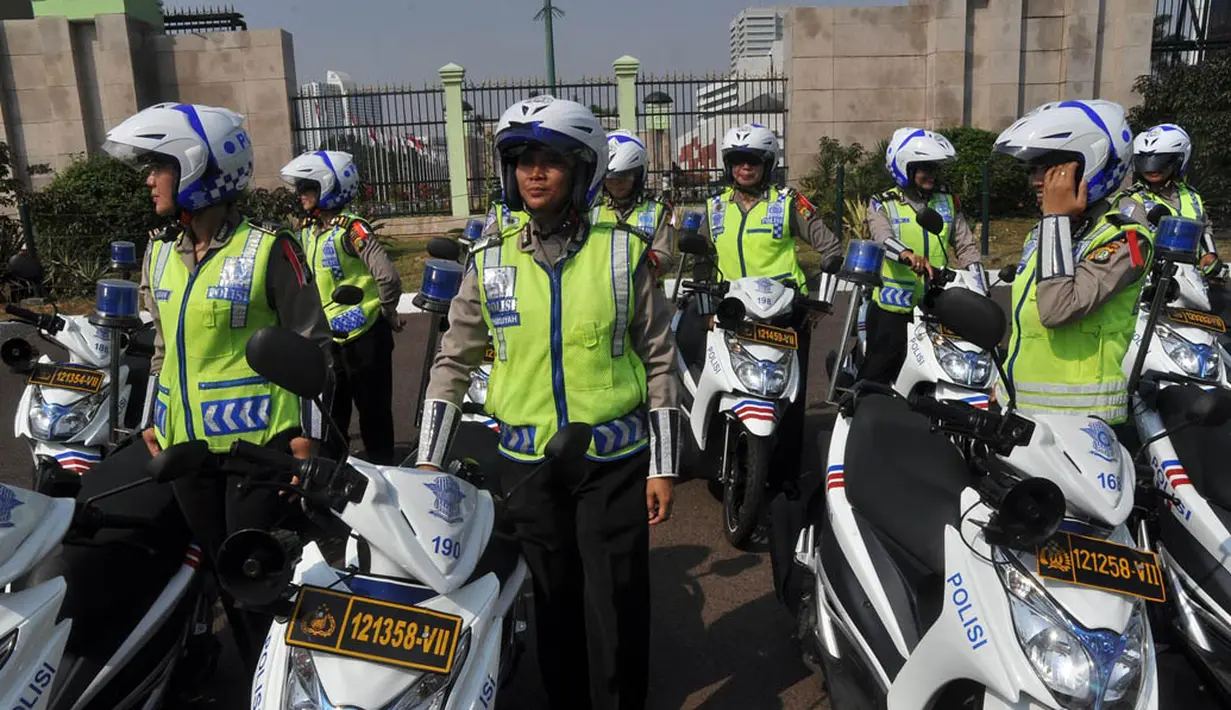 Polisi Wanita (polwan)‎ cantik tampak berjejer di depan gedung DPR untuk menjaga keamanan acara pelantikan Jokowi-JK di depan gedung DPR, Jakarta, (20/10/14). (Liputan6.com/Miftahul Hayat)  