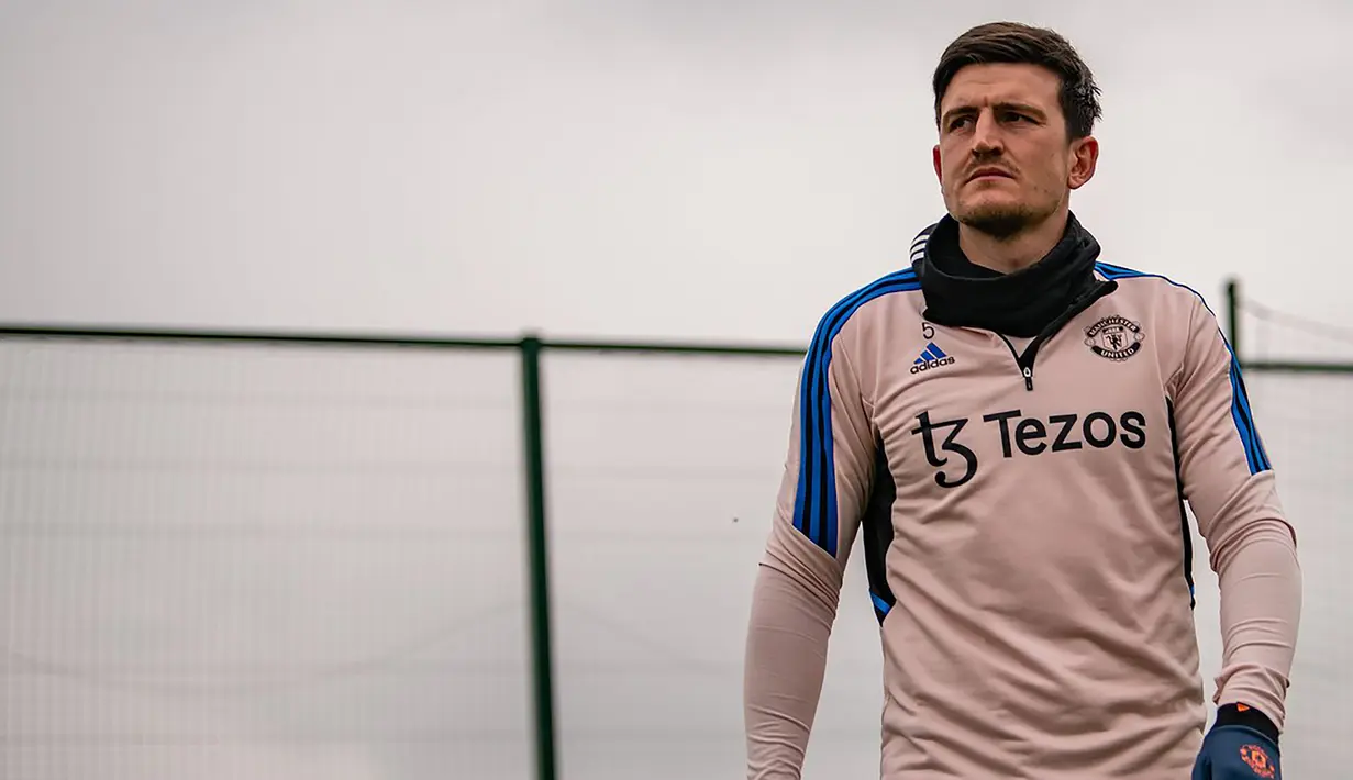 Bek Manchester United, Harry Maguire saat sesi latihan di pusat latihan Carrington, Manchester, Senin (17/4/2023) sebagai persiapan jelang laga leg kedua Liga Europa 2022/2023 menghadapi Sevilla. (twitter.com/ManUtd)