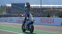 Pembalap tim MotoGP BK8 Gresini Racing, Fermin Aldeguer merayakan kemenangannya usai menjuarai balapan MotoGP Indonesia 2025 di Sirkuit Mandalika, Lombok, pada Minggu (5/10/2025). (AFP/Sonny Tumbelaka). (AFP/Sonny Tumbelaka).