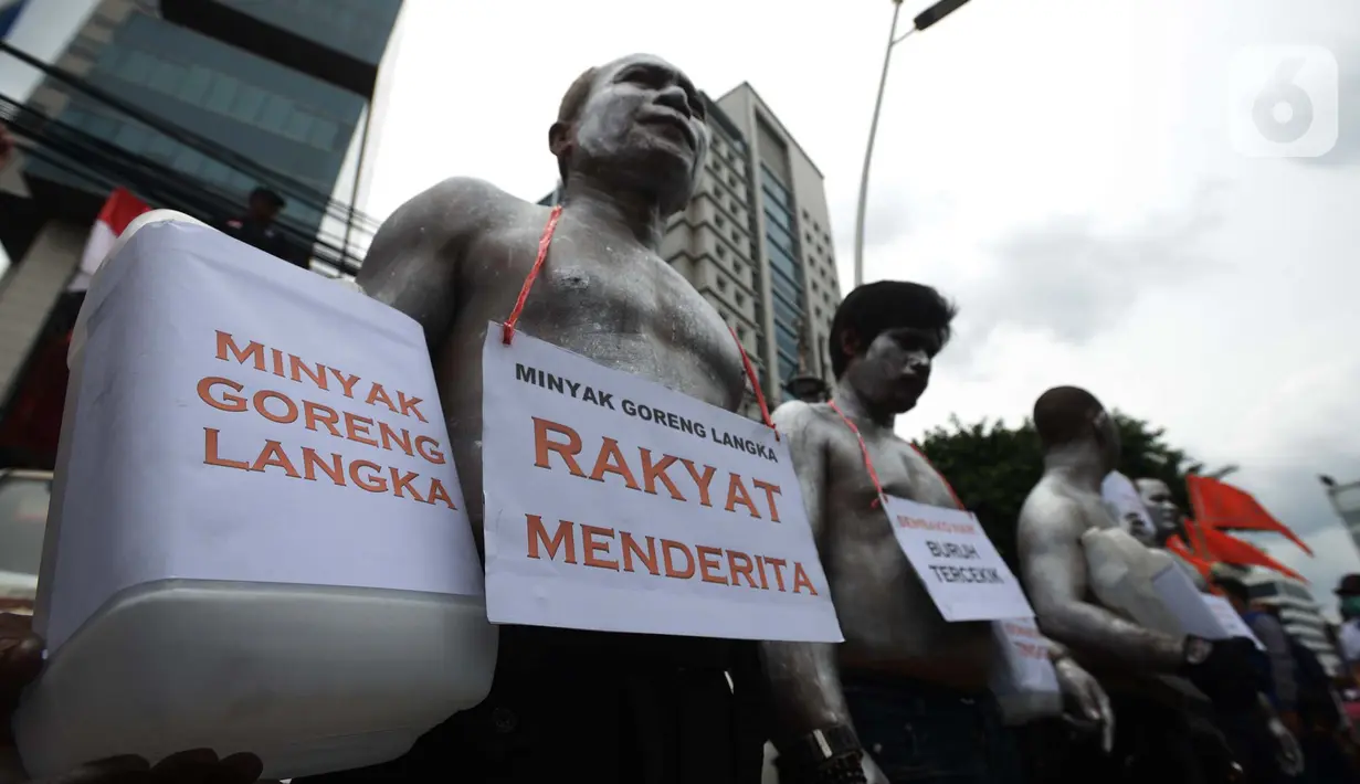 Puluhan buruh melakukan aksi unjuk rasa di depan gedung Kementerian Perdagangan, Jakarta Selasa (22/3/2022). Aksi menuntut Kementerian Perdagangan untuk menurunkan harga minyak goreng dan harga bahan pokok di pasar tradisional serta mendesak Menteri Perdagangan diganti. (merdeka.com/Imam Buhori)
