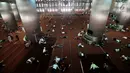 Umat muslim tidur di lantai dasar Masjid Istiqlal, Jakarta, Senin (13/5). Masjid Istiqlal masih menjadi pilihan warga baik dari dalam maupun luar Jakarta beristirahat, bahkan tidur usai melaksanakan salat guna menghindari batal puasa akibat teriknya suhu di Ibu Kota. (merdeka.com/Iqbal S. Nugroho)