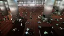 Umat muslim tidur di lantai dasar Masjid Istiqlal, Jakarta, Senin (13/5). Masjid Istiqlal masih menjadi pilihan warga baik dari dalam maupun luar Jakarta beristirahat, bahkan tidur usai melaksanakan salat guna menghindari batal puasa akibat teriknya suhu di Ibu Kota. (merdeka.com/Iqbal S. Nugroho)