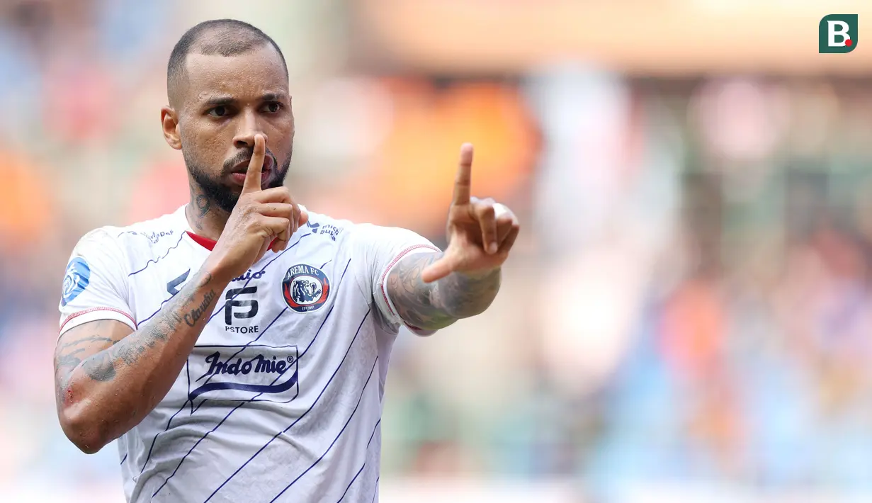Pemain Arema FC, Gustavo Almeida, melakukan selebrasi setelah mencetak gol ke gawang Persija Jakarta pada lanjutan BRI Liga 1 2023/2024 di Stadion Patriot Chandrabhaga, Kota Bekasi, Minggu (20/08/2023). Kedua tim bermain imbang 2-2. (Bola.com/M Iqbal Ichsan)