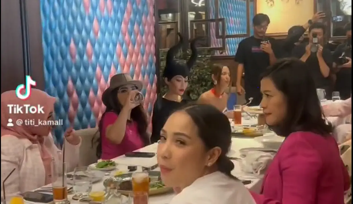 Dari beberapa video yang diunggah, acara geng cendol tersebut tampak seru. Para anggota geng cendol saat makan terlihat elegan dan menawan. [Instagram/titi_kamall]